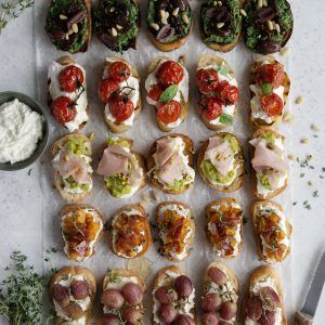 How to make crostini - Pina Bresciani How To Make Crostini, Crostini Toppings, Crostini Appetizers, Simple Family Meals, Crostini Recipes, Catering Ideas Food, Catering Food, Finger Food Appetizers, Party Food Appetizers