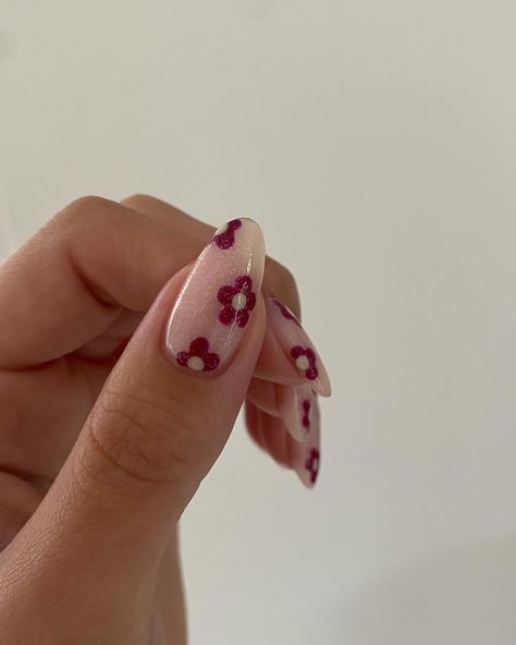 Summer Nails Flowers, Red Flower Nails, Summer Nails Red, Flowers On Nails, Cool Summer Nails, Nails With Flowers, Nail Flower, Girls Nail Designs, Flowers Nails