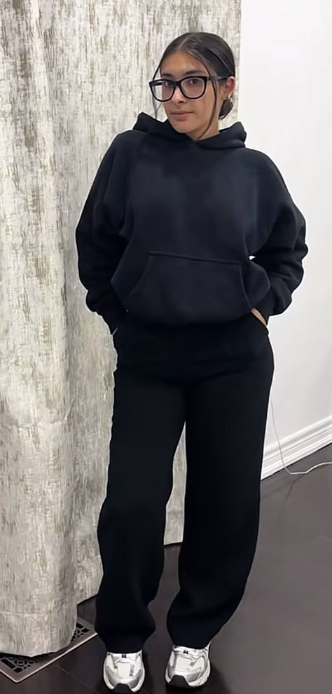 Sweat Pants And Long Sleeve Outfit, Black Flared Sweatpants Outfit, Black Sweatpants Outfit Women, Comfy Fits Black Women, Black Hoodie Outfit Black Women, Wide Leg Sweatpants Outfit Black Women, Sweatshirt And Maxi Skirt Outfit, Black Flare Sweatpants Outfit, All Black Sweatpants Outfit