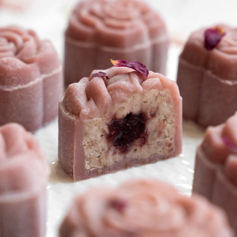 Pink Snow Skin Mooncakes Snowskin Mooncake, Mooncake Recipe, 400 Calorie Meals, Raspberry Rose, Baking Classes, Pink Snow, Mooncake, Asian Desserts, Moon Cake