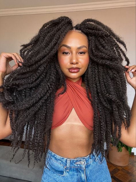 Apaixonada por esss cabelo marley hair❤️ Afro Twist Braid Marley Hair, Marley Hair Hairstyles, Marley Twists Colored, Afropunk Hair, Marley Hair Crochet, Marley Twists With Jewelry, Crochet Marley Hair, Marley Crochet, Skip Marley