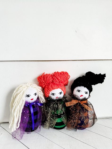 Sanderson sisters DIY dolls made from socks. Sanderson Sister Diy Crafts, Winifred Sanderson Hair, Diy With Yarn, Hocus Pocus Yarn Dolls, Hocus Pocus Crochet, Hocus Pocus Hair, Hocus Pocus Dolls, Hocus Pocus Vacuum Diy, Diy Hocus Pocus