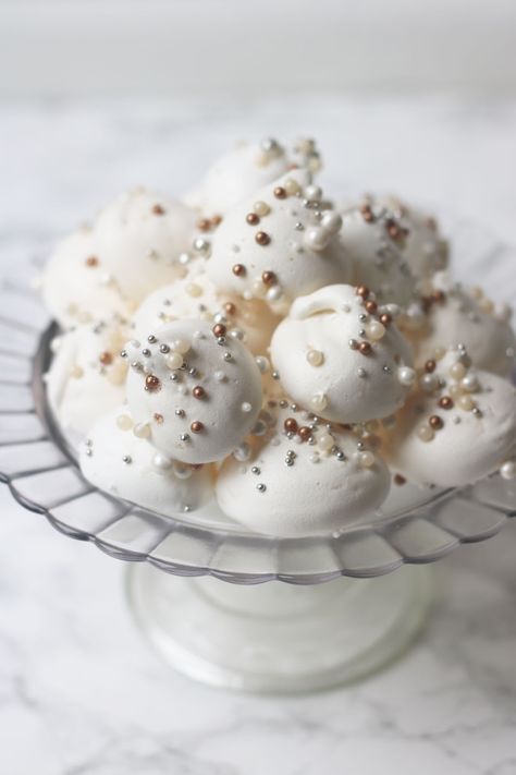 Meringues Recipe, Coconut Meringue, Cold Cake, Meringue Kisses, Cheap Clean Eating, Desiccated Coconut, Banana Cupcakes, Festive Desserts, Fine Dining Recipes