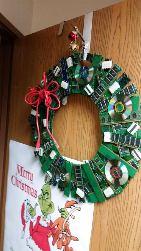 I could totally make this with all the computer crap we have in our garage Xmas Ideas Diy, Geek Christmas Decorations, Geek Christmas, Office Christmas, Christmas Door Decorations, Christmas Ornament Sets, Door Decoration, Christmas Door, Christmas Pictures