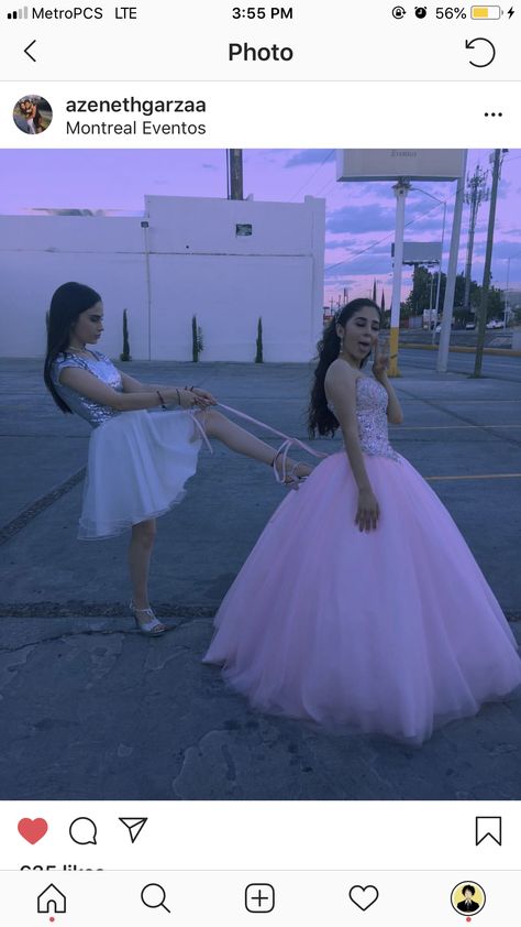 Quince Pictures With Family, Best Friend Quince Pictures, Quincera Photo Ideas, Quince Court Photoshoot Ideas, Quince Picture Ideas With Court, Quinceanera Family Pictures, Quince Photoshoot Ideas With Family, Twin Quinceanera Ideas, Quinceañera Photoshoot Ideas With Court