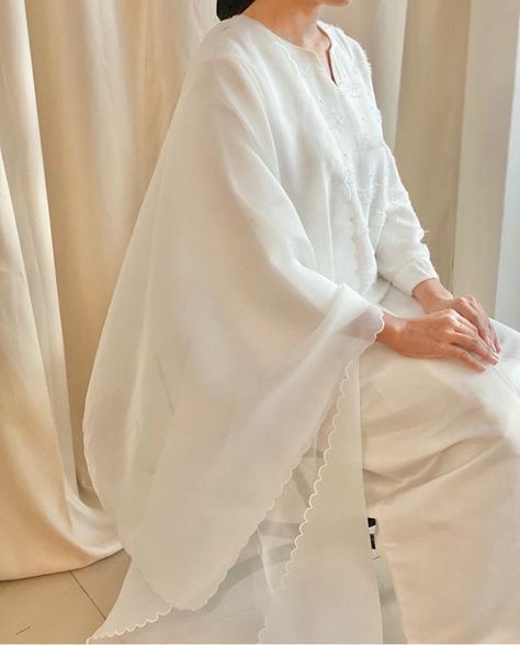 Baju nikah simple putih Traditional Malay Wedding, Traditional Malay Wedding Dress, Malay Engagement, Wedding Photography Poses Bridal Party, Malay Wedding Dress, Baju Kahwin, Nikah Outfit, Minimal Wedding Dress, Muslimah Wedding Dress