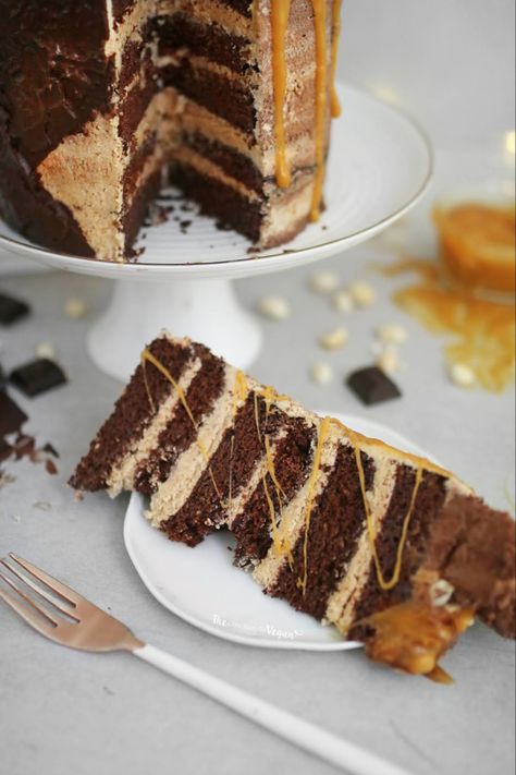 Snickers Cake Recipe, Vegan Snickers, Peanut Cake, Snickers Cake, Vegan Chocolate Cake, Healthy Vegan Desserts, Food Chocolate, Healthy Desserts Easy, Trending Recipes