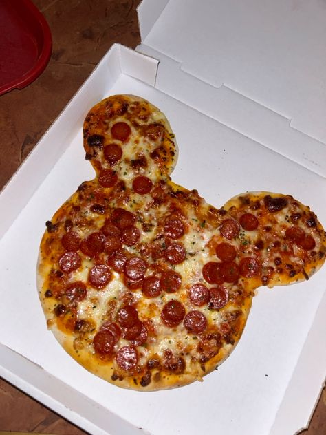 #europe #travel #travels #travelling #backpacking #holiday #summer #sun #instapic #paris #france #disneyland #disney #disneylandparis Mickey Mouse Pizza, Disneyland (paris), Holiday Summer, Disney Holiday, Disney Dining, Disney Scrapbook, Disney Food, Disneyland Paris, Anaheim