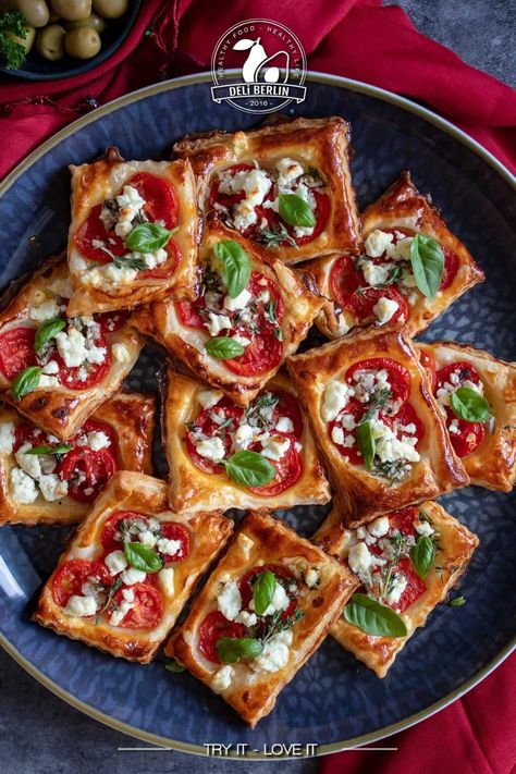 Tomaten-Blätterteig-Tartes • DELi-BERLIN | Kochideen & Rezepte Snack Party Ideas, Snacks Party Ideas, Party Snacks Finger Foods, Finger Food Party, Easy Fingerfood, Fingerfood Ideas, Party Fingerfood, Mini Snacks, Party Essen