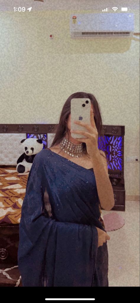 Saari Poses Mirror Selfie, Saree Mirror Poses, Mirror Selfie Indian Dress, Saree Dpz Girl, Mirror Selfie In Traditional, I Phone Mirror Selfie, Blue Saree Aesthetic, Lehenga Mirror Selfie, Indian Girl Mirror Sefile