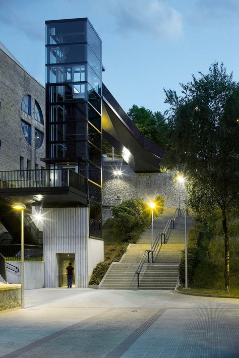 Gallery - Urban Elevator and Pedestrian Bridge / VAUMM - 11 Exterior Elevator, Elevated Walkway, Bridge Architecture, Stair Elevator, Multi Storey Building, Landscape Stairs, Steel Bridge, Glass Lift, Concrete Walkway