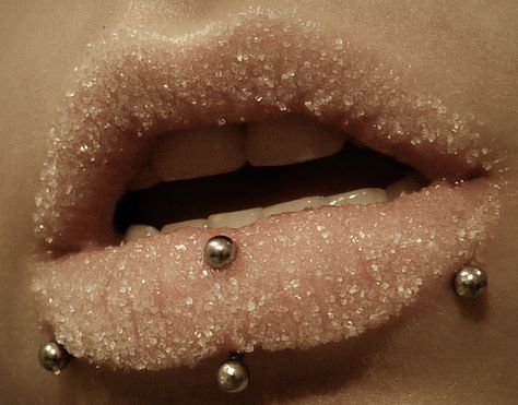 want Labret Vertical, Piercings Smiley, Piercing Aesthetic, Snake Bite Piercing, Vertical Labret, Lip Piercings, Smiley Piercing, Labret Piercing, Facial Piercings