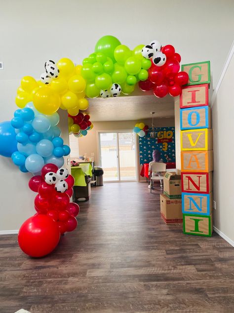 Toy Story Birthday Balloon Garland, Toy Story Birthday Balloon Arch, Toy Story Pinata Diy, Two Infinity And Beyond Photo Shoot, Jesse Toy Story Party Ideas, Toy Story Birthday Party Centerpieces, Toy Story Balloons, Toy Story Candy Table Ideas, Toy Story Table Decorations