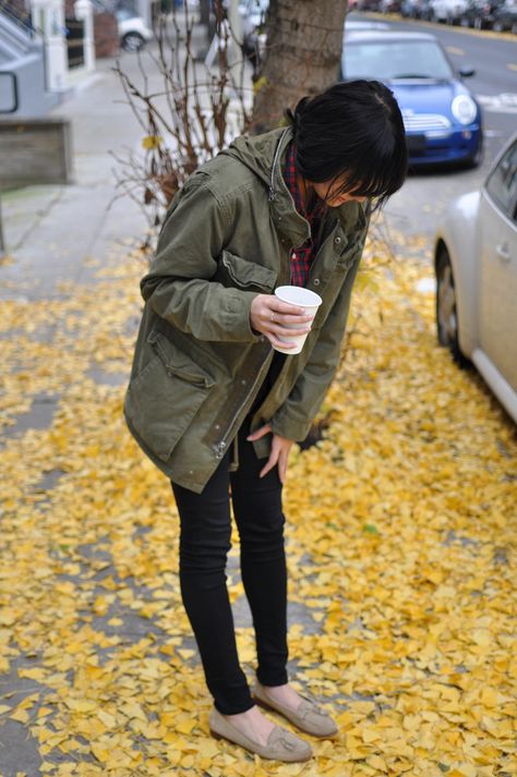 El día a día. Bulky Shoes Outfit, Green Fall Outfit, Bulky Shoes, Parker Coat, Study Break, Coat Outfit, Shoes Outfit, Mellow Yellow, Fall Winter Fashion