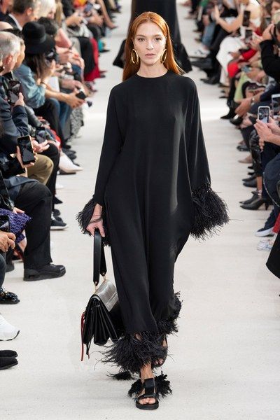 Valentino Spring 2019 Ready-to-Wear Collection - Vogue Italian Style Fashion Women, Italian Style Fashion, Valentino 2017, Valentino Collection, 2019 Couture, Moda Paris, To Wear, Looks Black, Style Noir