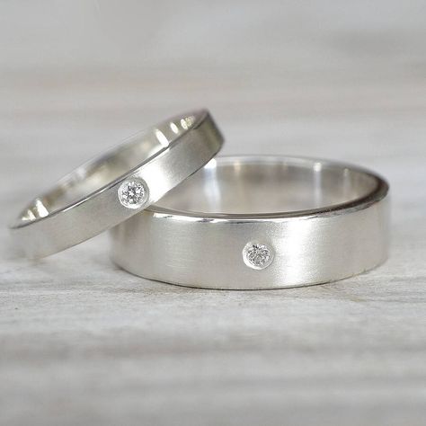 Wedding Ring Sets Simple, His And Hers Wedding Rings, Hers Wedding Rings, Wedding Rings Sets His And Hers, Simple Necklace Designs, Couple Ring Design, Couples Wedding Bands, Silver Ring Set, Royal Outfits