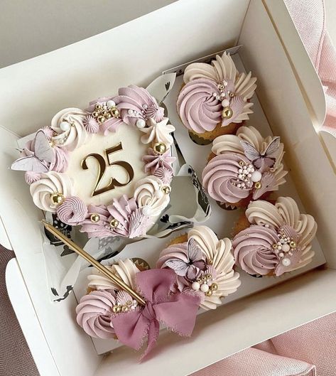 Bento Gift Box Ideas, 4in Cake, Mini Cakes In Boxes, Cheesecake Birthday Ideas, Mini Cake Treat Boxes, Mini Cakes Box Ideas, Couch Cake, Bento Box Cake And Cupcakes, Mini Cake Packaging Ideas