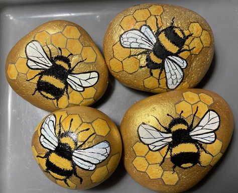 Painted Bees On Rocks, Painted Rocks Bees, Sten Maling Ideas, Bee Rock Painting, Painting Pavers, Positivity Rocks, Bee Video, Rock Crafts Diy, Bee Rocks