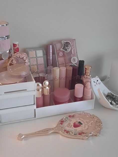 Collection Makeup, Cute Eye Makeup, Fancy Makeup, Makeup Room, Eye Makeup Art, Makeup Items, Makeup Goals, Pretty Makeup, Makeup Vanity