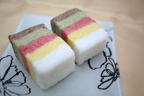 Mujigae tteok 무지개떡 is a variety of tteok, or Korean rice cake, which consists of colorful layers. Mujigae Tteok, Korean Traditional Dessert, Korean Rice Cakes, Korean Rice Cake, Rainbow Rice, Korean Cake, Diet Desserts, Korean Dishes, Japanese Dessert