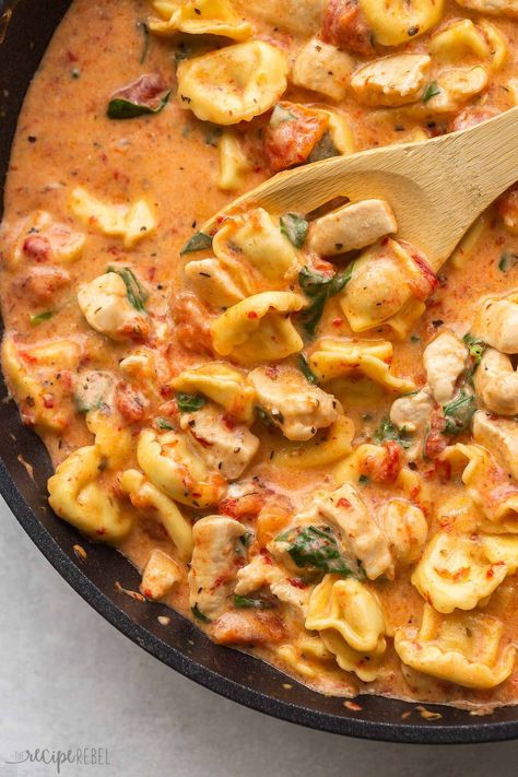 This Italian Chicken Tortellini is an easy meal made in just one pot! It's loaded with cheese tortellini, roasted red peppers, spinach, tomatoes, herbs, and cheese! #tortellini #recipes #dinner | dinner ideas | easy dinner recipes | easy recipes | pasta recipes | chicken recipes | chicken breast Chicken Tortellini Skillet, Italian Chicken Tortellini, Easy Italian Chicken, Tortellini Skillet, Cheese Tortellini Recipes, Creamy Italian Chicken, Delicious Chicken Breast Recipes, Chicken Tortellini, Tortellini Recipes