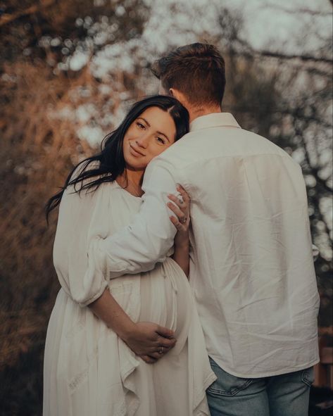 Maternity Pictures In November, Fall Field Maternity Pictures, Pregnate Photoshoot Outdoor, Posing Maternity Photos, Gazebo Maternity Pictures, Early Fall Maternity Photos, Apple Orchard Maternity Photoshoot, Maternity Shoot Autumn, November Maternity Photoshoot Outfits