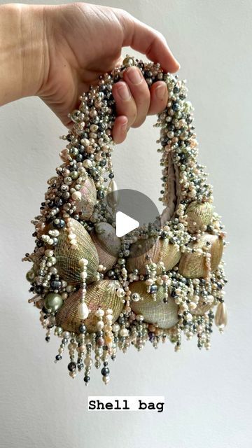 Atelier Paula Votteler on Instagram: "I made a bag out of abalone shells👂🐚  For as long as I can remember, I’ve been looking for abalones whenever I’m on a beach. They are my mom’s favorite seashells and I spent so many wonderful hours with her searching for them. I’m very happy that I was finally able to use them in a project. I found the shells for this bag in Brittany, southern France and New Zealand.  #embroidery #embroideryart #embroidered #embroidering #sew #sewing #seashells #shells #abalone #diy #doityourself #beads #pearls #motherofpearl" Seashell Bag Diy, Diy Pearl Bag, Diy Beaded Bag, Seashell Bag, Shell Embroidery, Beads Bag, Bead Bag, Pearl Embroidery, Shell Bag