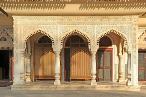 Arabian Architecture, Indian Palace, Muslim Prayer Room Ideas, Historical India, Indian House Plans, Classical House, Mughal Architecture, Temple Design For Home, Indian Interiors