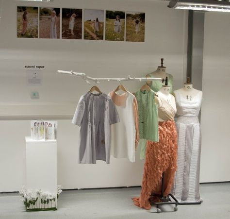 Apparel Exhibition Booth Design, Fashion Art Exhibition Display, Dress Exhibition Display, Fashion Design Exhibition Display, Exhibition Design Fashion, Clothing Exhibition Display Ideas, Fashion Exhibition Display Ideas, Textile Exhibition Display, Fashion Booth Design