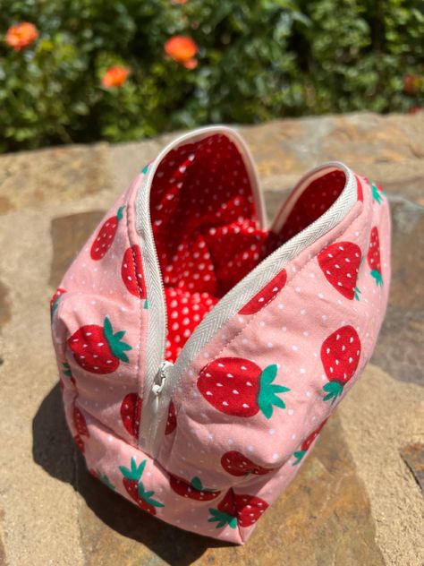 Strawberry makeup bag Strawberry Makeup Bag, Tiny Makeup Bag, Strawberry Cosmetics, Strawberry Makeup, Tiny Purses, Strawberry Bag, Feminine Pads, Strawberry Stuff, Strawberry Things