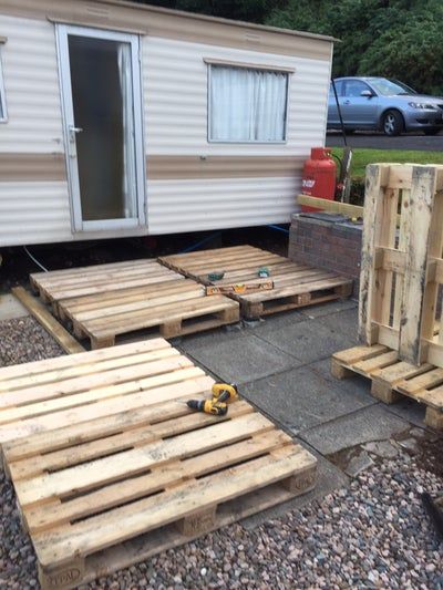 Decking on Top of Pallets : 5 Steps (with Pictures) - Instructables Deck Ideas For Campers, Camper Deck, Porch For Camper, Deck Blocks, Pallet Patio Decks, Pallet Porch, Pallet Stairs, Trailer Deck, Mobile Home Skirting