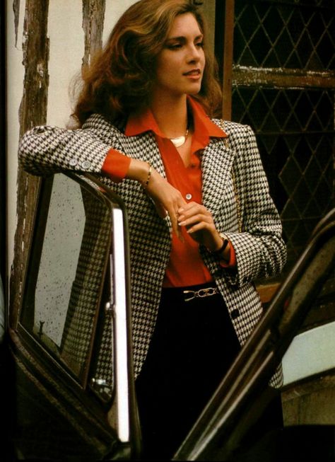 Celine Paris L'officiel magazine 1979 90s Paris Fashion, 1970s Business Woman, 70s Business Fashion, 70s Office Fashion, 70s Magazine, Mode Style Anglais, 1979 Fashion, 70's Aesthetic, Celine Paris