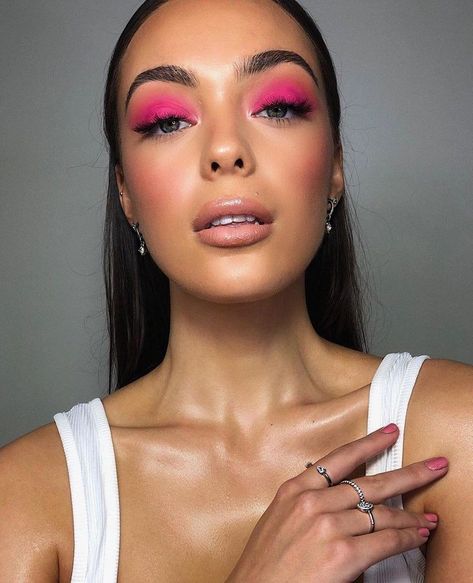 Hot Pink Smokey Eye Makeup, Pink Makeup Looks Eye Shadow, Pink Smokey Eyes, Hot Pink Smokey Eye, Pink Shadow Makeup, Hot Pink Prom Makeup, Smokey Pink Eye Makeup, Pink Eye Shadow Looks, Hot Pink Eyeshadow Looks