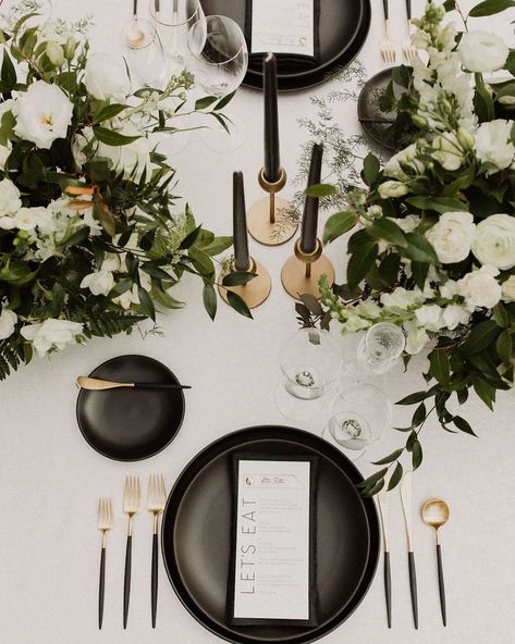 Modern Christmas Table Black And Cream, Elegant Black Tie Cookie Table Wedding Display, Emerald Green And Gold Wedding, Green And Gold Wedding, Menu Table, Emerald Green And Gold, Event Menu, Winter Green, Green Collection