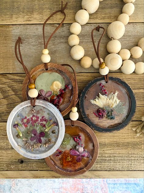 Diy Resin Ornaments Christmas, Dried Flower Ornament Diy, Dried Flower Christmas Ornaments, Pressed Flower Ornaments, Resin Christmas Ornaments Diy, Dried Flower Ornaments, Resin Christmas Ornaments, Dried Flowers Resin, Scented Ornaments