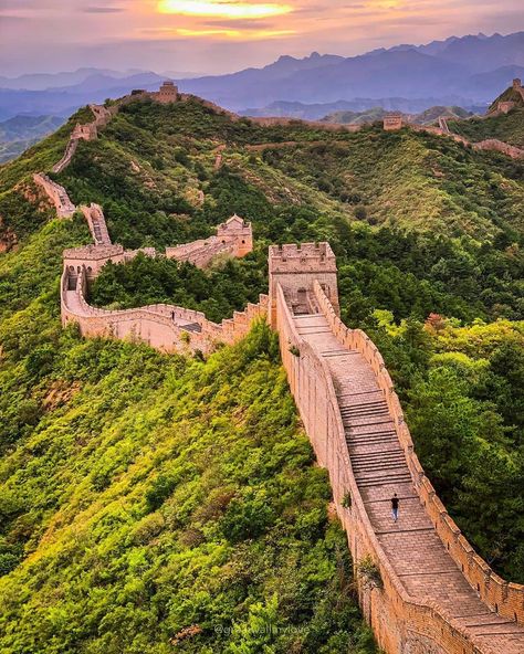 @chinasights on Instagram: “Many visitors of the Great Wall of China say that the sight of a sunset or a sunrise they saw here is an experience they will never forget.…” Many Eyes, China City, Great Wall Of China, Seven Wonders, Wonderful Picture, Famous Landmarks, Great Wall, Ancient China, Ancient Ruins