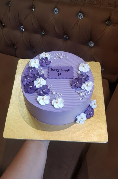 Purple Bento Cake Design, Thank You Cake Ideas Design, Purple Cake Simple, Birthday Cake Aesthetic Purple, Purple Aesthetic Cake, Purple Cake Designs Birthday, Simple Floral Cake, Cakes Decorating Ideas, Cake Design Tutorial