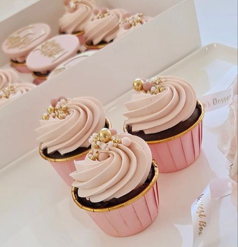 Rose Gold And White Cupcakes, Pale Pink Cupcakes, Eid Cupcakes Ideas, 21st Cupcake Ideas, Pink And Gold Cupcakes, Rose Gold Cupcakes, Muffins Birthday, Cupcake Icing Designs, Birthday Cupcakes For Women