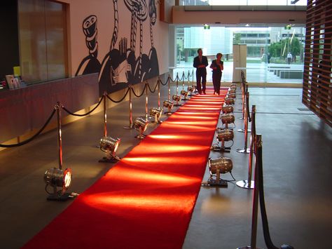 Red Carpet Walkway, Black Carpet Event Entrance, Red Carpet Entrance Events, Red Carpet Party Theme Decoration, Red Carpet Party Entrance, Red Carpet Entrance Ideas Entryway, Red Carpet Event Entrance, Hollywood Entrance, Gala Entrance