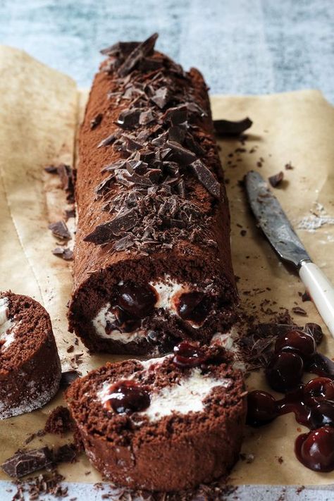 Black Forest Roulade, Black Forest Recipes Desserts, Black Forest Swiss Roll, Black Forest Cake Roll, Black Forest Roll Cake, Roulade Recipe Desserts, Ginger Desserts, Roulade Cake, Baking Tips And Tricks