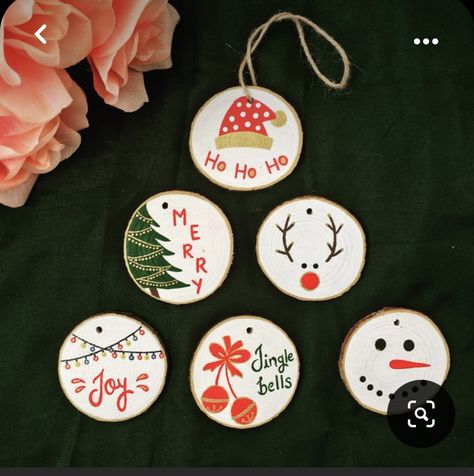 Woodslice Paintings Christmas, Snowman Wood Rounds, Wood Round Art, Diy Ornaments For Coworkers, Wood Slice Crafts Christmas, Wood Circle Ornaments, Christmas Ornaments Design, Christmas Wood Ornaments, Hand Painted Christmas Ornaments