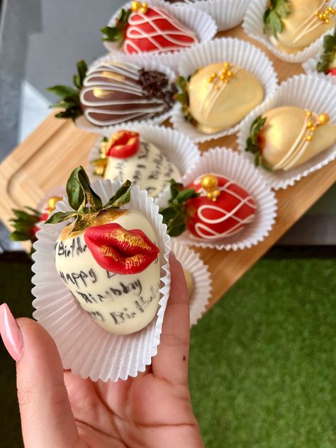 Instagram : Mariposa_sweet_byaza #chocolate #strawberries #fraise #aesthetic Chocolate Strawberries Aesthetic, Strawberries Aesthetic, Hipster Food, Covered Chocolate, New Cake, Chocolate Strawberries, Fun Desserts, Cake Desserts, Strawberries