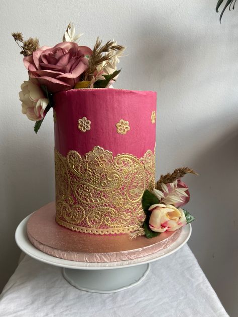 Mendhi Cake Designs, Mehndi Cake Ideas Pakistani, Bollywood Birthday Cake, Mehandi Cake Design, Mehendi Cake Designs, Bollywood Theme Cake, Indian Cake Design, Mehndi Cake Ideas, Mehandi Cake