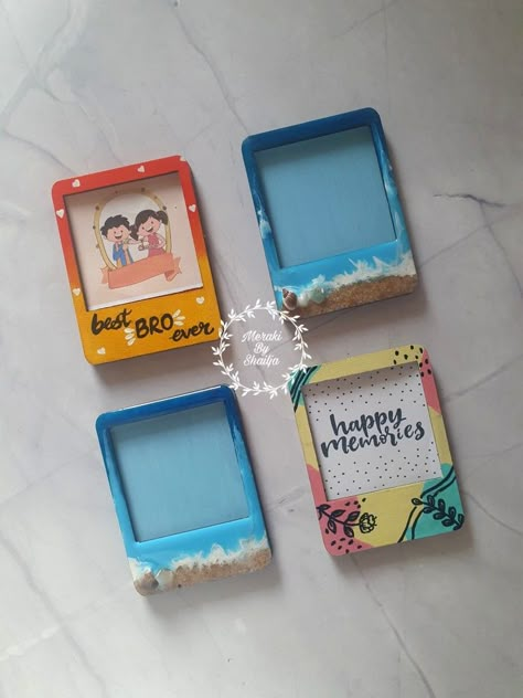 Cute photo frame magnets to keep your memories. Diy Photo Frame Fridge Magnets, Magnetic Photo Frame, Mdf Fridge Magnets Diy, Cute Fridge Magnets Diy, Diy Rakhi Cards, Photo Magnets Diy, Clay Photo Frame, Diy Magnets Fridge, Fridge Magnets Diy