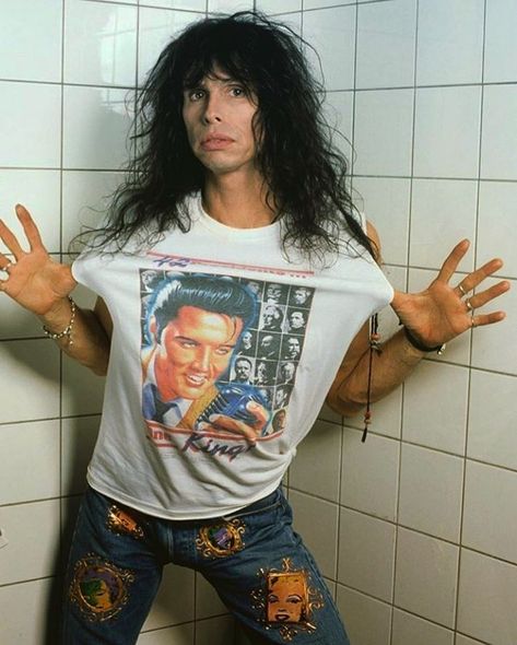 Steven Tyler Aesthetic, Steven Tyler Outfits, Steven Taylor Aerosmith, 80s Guitar, Aerosmith Lyrics, Recreating Photos, Steve Tyler, Band Photoshoot, Tyler Aerosmith