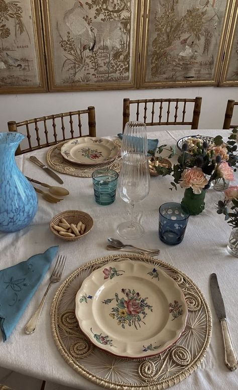 Old Money Home Decor, Old Money Home, The Old Money Aesthetic, Old Money House, Table Setting Decor, Money Aesthetic, Dream House Interior, Old Money Aesthetic, Cozy Room