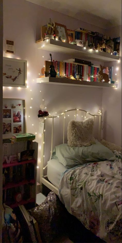 Room Decor Simple Small Spaces, Book Girl Room Aesthetic, Bookshelf Over Bed, Book Shelf Bed, Book Signing Aesthetic, Bookshelves Bed, Bookshelf Above Bed, Book Shelves In Bedroom, Book Bedroom