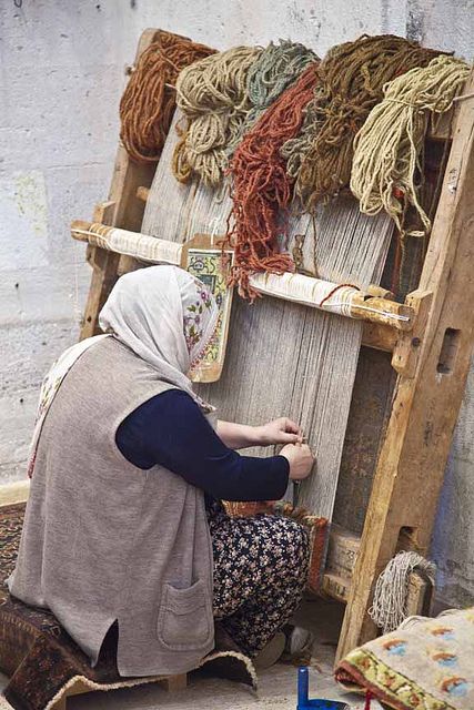 *TURKEY ~ Rug weaver Weaving Carpet, Carpet Weaving, Turkish Culture, Traditional Weaving, Boho Home, Crochet Motifs, We Are The World, World Cultures, Art Textile