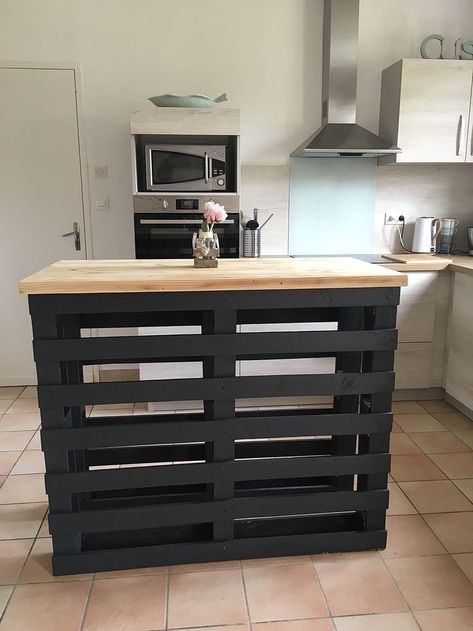 Pallet Kitchen Island, Pallet Home Decor, Pallet Kitchen, Desain Pantry, Deck Decorating Ideas On A Budget, Pallet Furniture Outdoor, Diy Home Furniture, Diy Patio Furniture, Diy Pallet Furniture