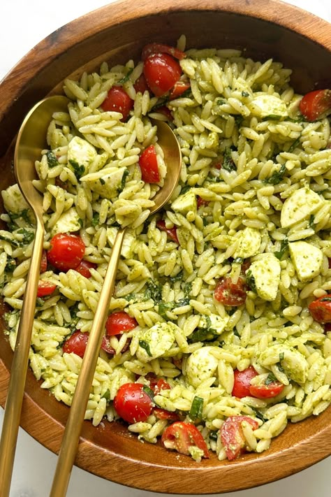 Orzo Recipes Side, Orzo Pesto, Pesto Salad Recipes, Bananas Recipes, Orzo Salat, Orzo Pasta Salad Recipe, Dressings Recipes, Salad Spinach, Healthy Pesto